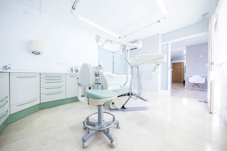Gabinete dental de ZYM Clínica Dental con el sillón y el equipo