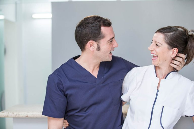 Dr. Mariano Zomeño y Dra. Marina Muñoz riendo en la clínica