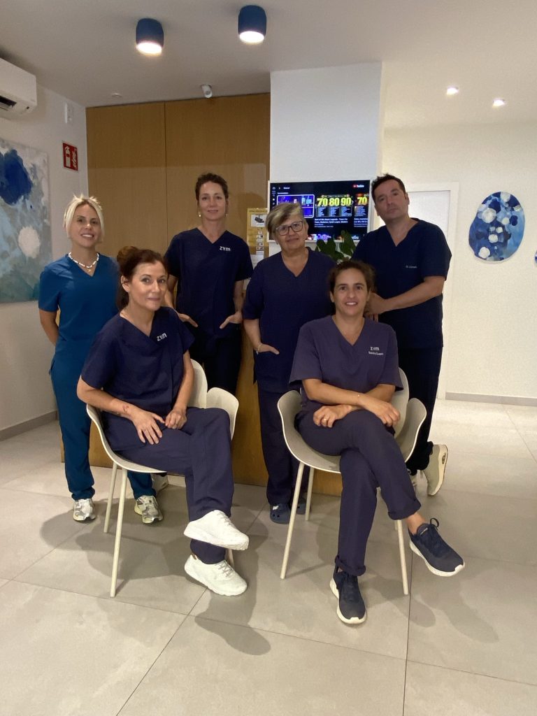 Equipo de ZYM Clínica Dental en la recepción de la clínica, en Palma